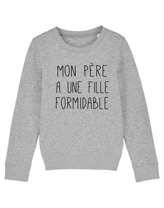 Une fille 2025 en sweat